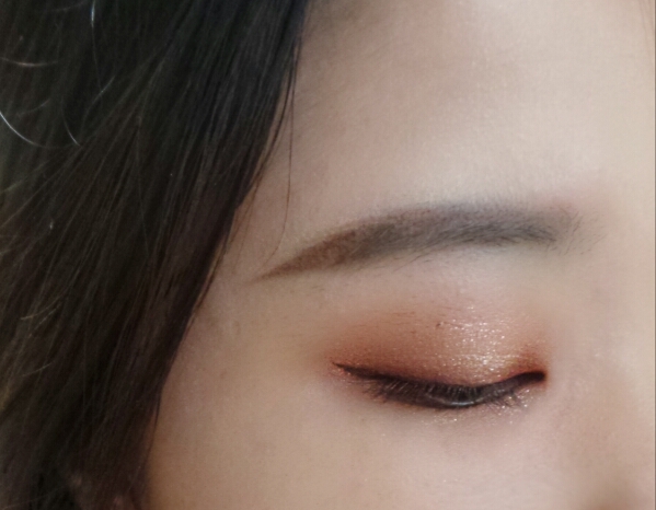 사실 아이라인 풀어주는 컷이 사려져서..아무리 카메라 메모리를 뒤져봐도..없...ㅅ..ㅠ
아이라인을 잭버건디 색상으로 앞뒤에 포인트를 주고
눈동자 윗부분에 펄을 올려줄게요