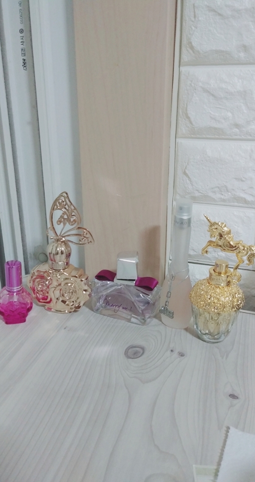 향수는 햇빛이 들지 않는 한쪽에 나란히 세워뒀어요. 바구니에 넣어 뒀었는데 바쁠 때 뿌리고 넣어두다가 도미노처럼 쓰러진 적이 있어 그냥 꺼내놨어요ㅎ 이게 편하고 안전한 느낌