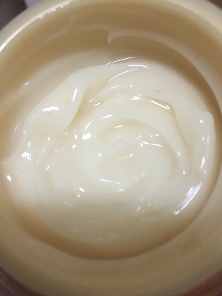 크림에 보시면 반짝이는 이물질 같은게 보이실거에요~ 저게 다 금이래요ㅎㅎ 금은 피부의 독소배출을 돕는 역할을 한답니다><

발림성  ⭐️⭐️⭐️
보습 ⭐️⭐️⭐️⭐️
흡수력 ⭐️⭐️⭐️
재구매의사 ⭐️⭐️⭐️

