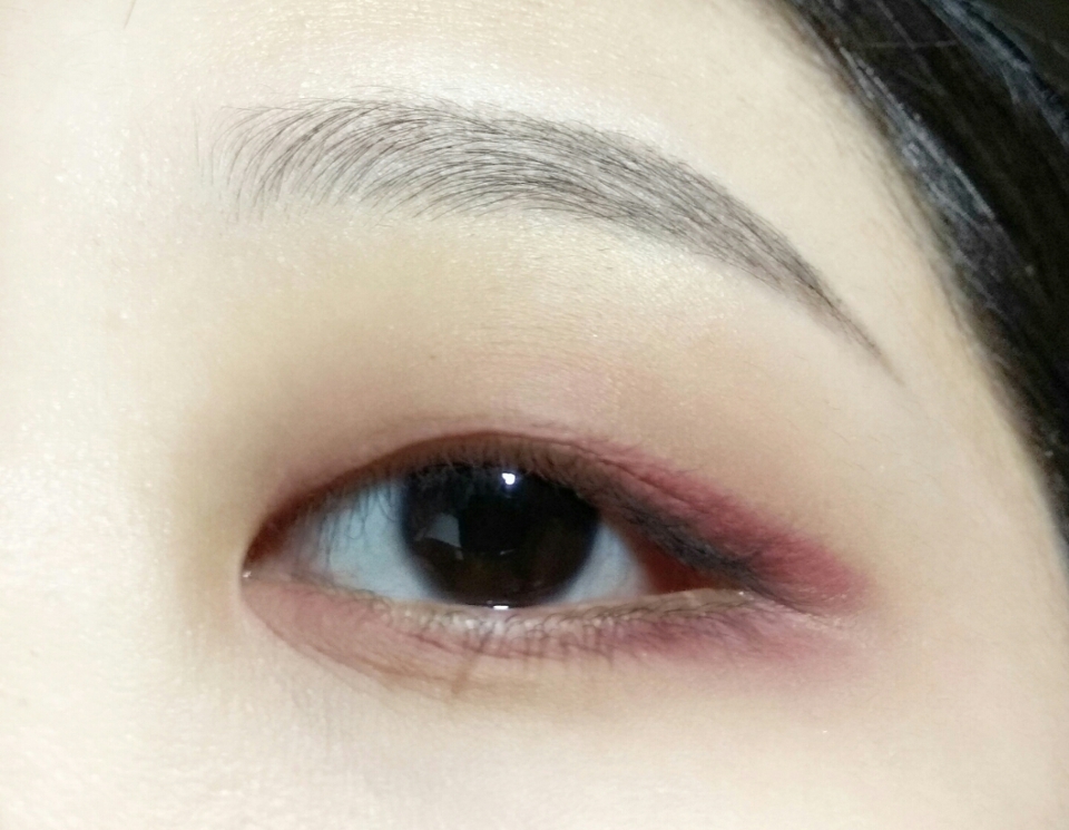 와인컬러를 아이라인부위와 언더에 발라주고 적당히 블렌딩해준후에 같은부위에 한번 더 발라줘서 강조해주세요

-에뛰드 블렌드 포아이즈 01드라이로즈;로즈부케