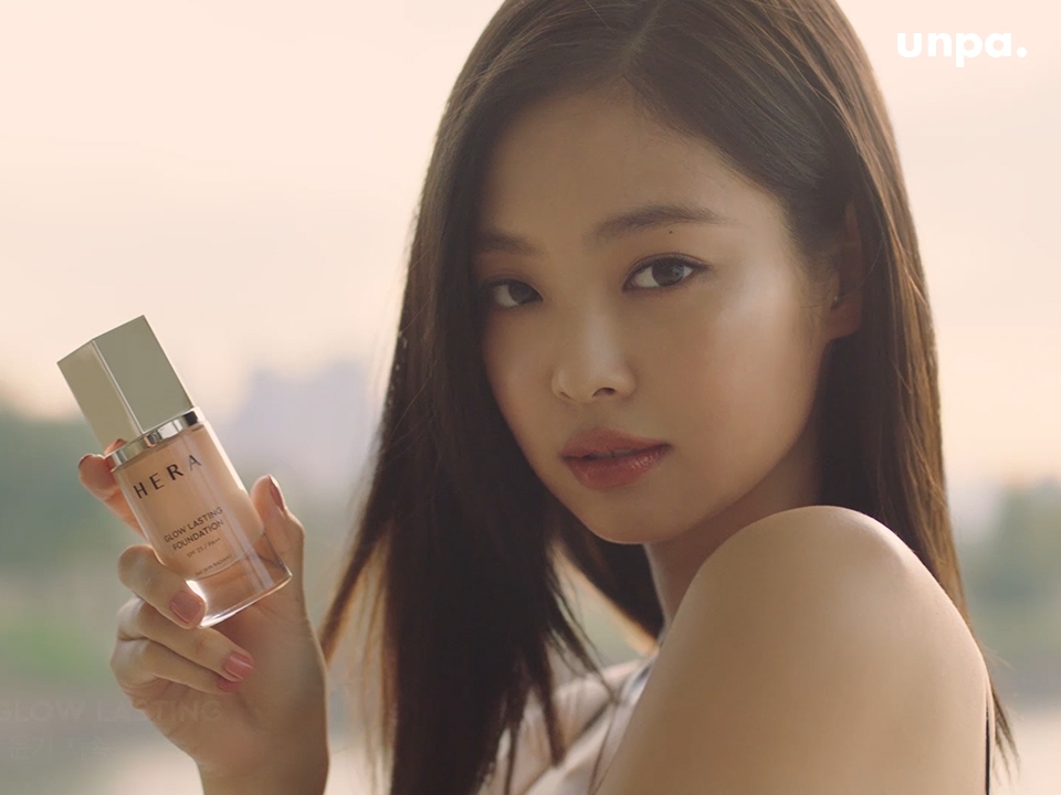 화장 지우려고 거울을 봤는데 은은한 광이 돌면서
지우기 아까울 정도로 피부 표현이 세상 예쁘게 된 날이 있지?!
나는 ‘이 파데’를 만나고 매일매일 화장을 지우기 아깝잖아ㅠ
