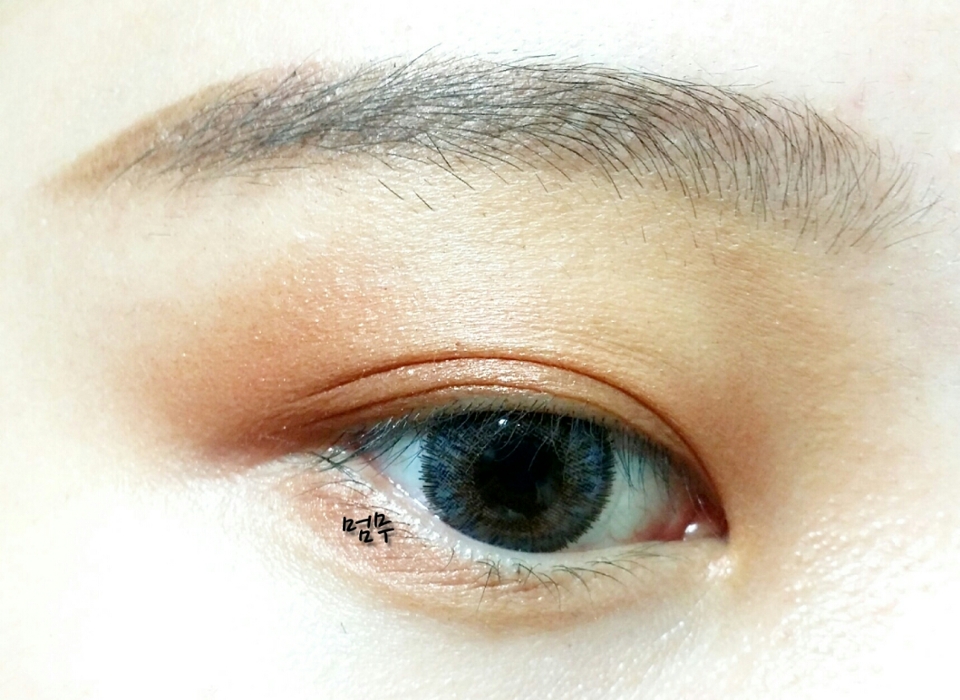 아리따움 모노아이즈 G10 이탈리안잡
에뛰드 브러쉬 310 아이 베이스

눈두덩 중앙에 발라주세요