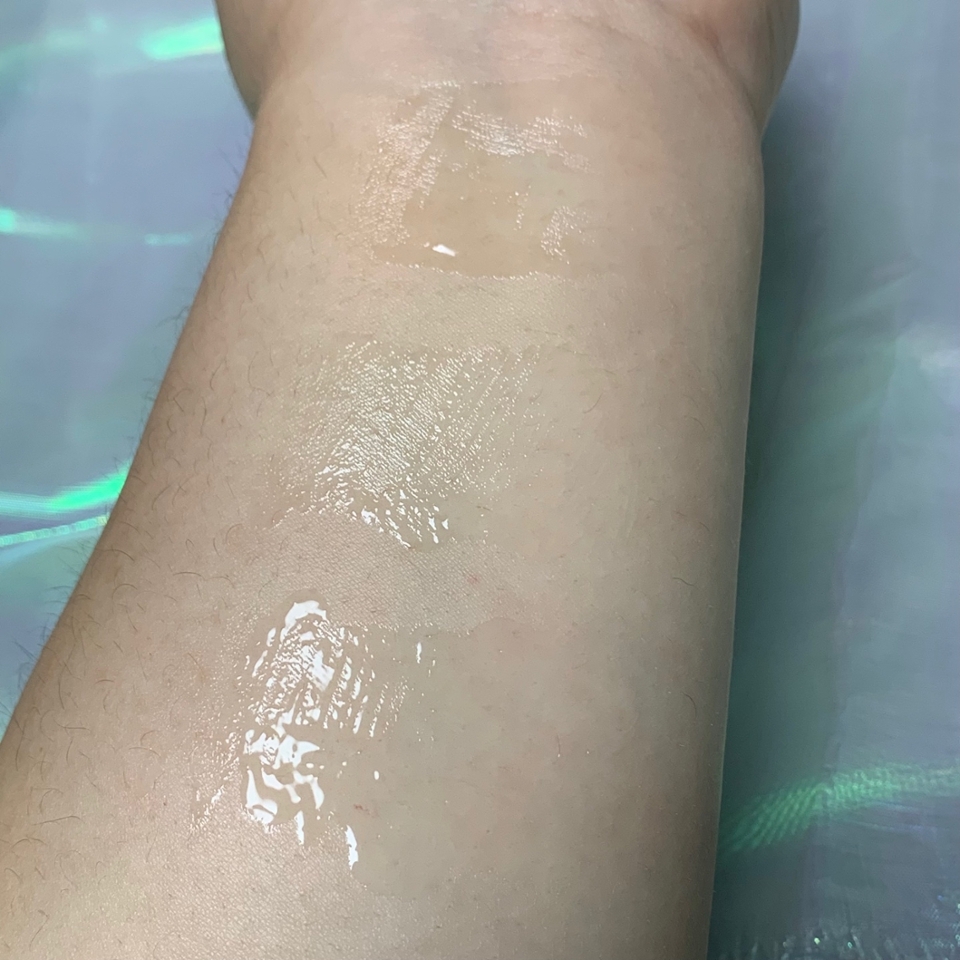 위에서부터 에뛰드-코지화이트-코스노리 순으로 발라봤어요!
제품들 모두 투명하고, 촉촉하고, 눈에 들어가도 큰 자극이 없다는 장점들이 공통인게 정말 만족스러웠던 제품들이랍니다😚