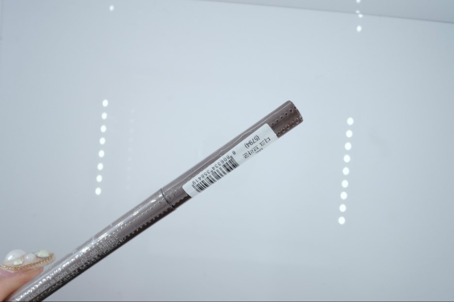 우선 처음 제품은 이렇게 점선으로 뜯어지게 되어있는 비닐포장이 되어있고, 
따로 박스나 설명은 없습니다! ㅎㅎ
​우리중에 아이브로우 사용법 모르는사람없으니까 난 좋았어요!
