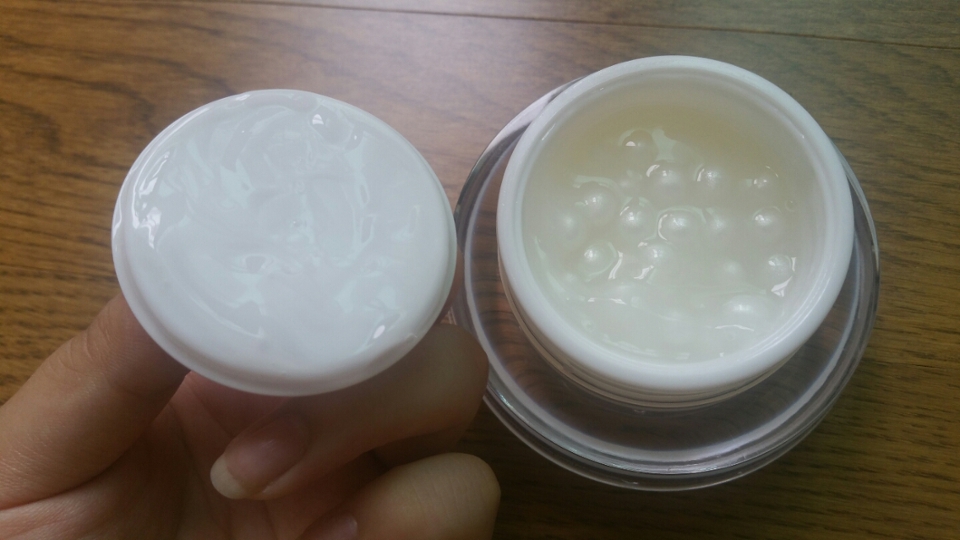 내용물은 진주알이랑 수분크림이 같이 들어있어요!!!
