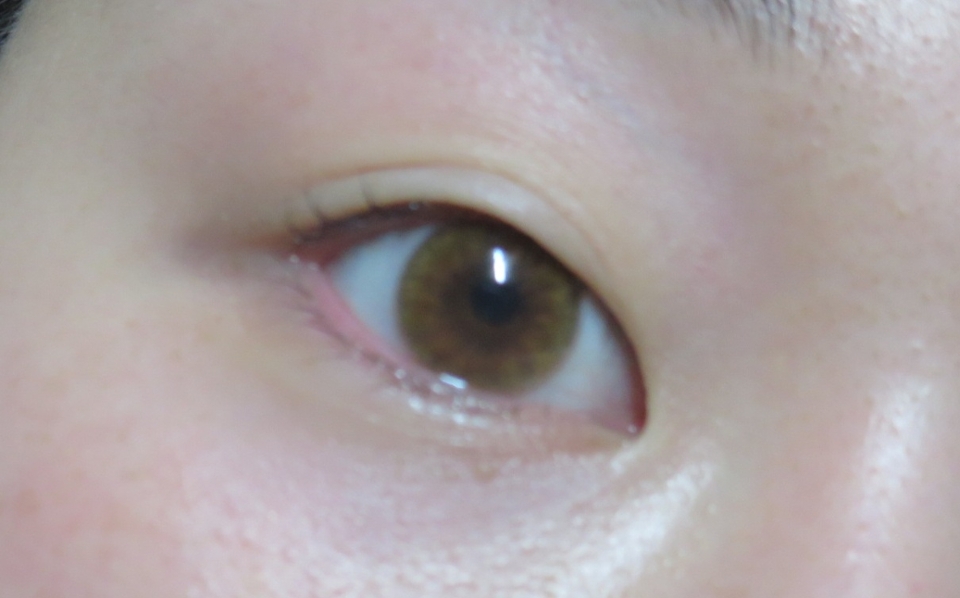 혹시 궁금하실까봐 한 컷 더 보여드려요 실내광에서 이렇게 살짝 카키빛도 난답니다 그럼 본격적으로 시작해볼까요 메이크업? ㅎㅎㅎㅎ