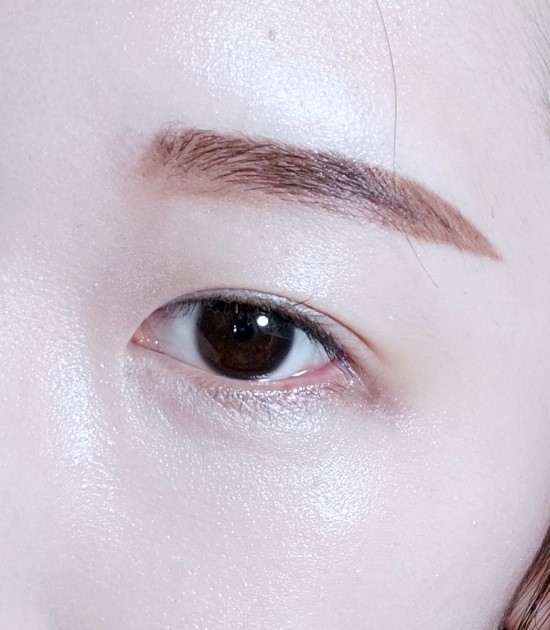 내장된 스크류 브러쉬를 이용해서 이렇게 눈썹을 그려줍니다!
아이홀? 미간쪽하고 자연스럽게 이어지게 해주는걸 좋아해요!
