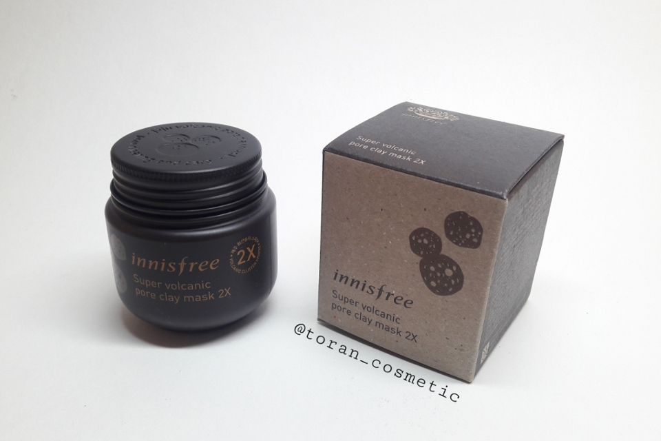 상자를 열면 요렇게 짙은 고동색의 케이스 본품이 들어있습니다. 정말 짙은 고동색인게 마치 이름인 화산송이를 연상시켜요. 그리고 뚜껑엔 음각으로 화산송이 모양으로 패여있습니다:)! 