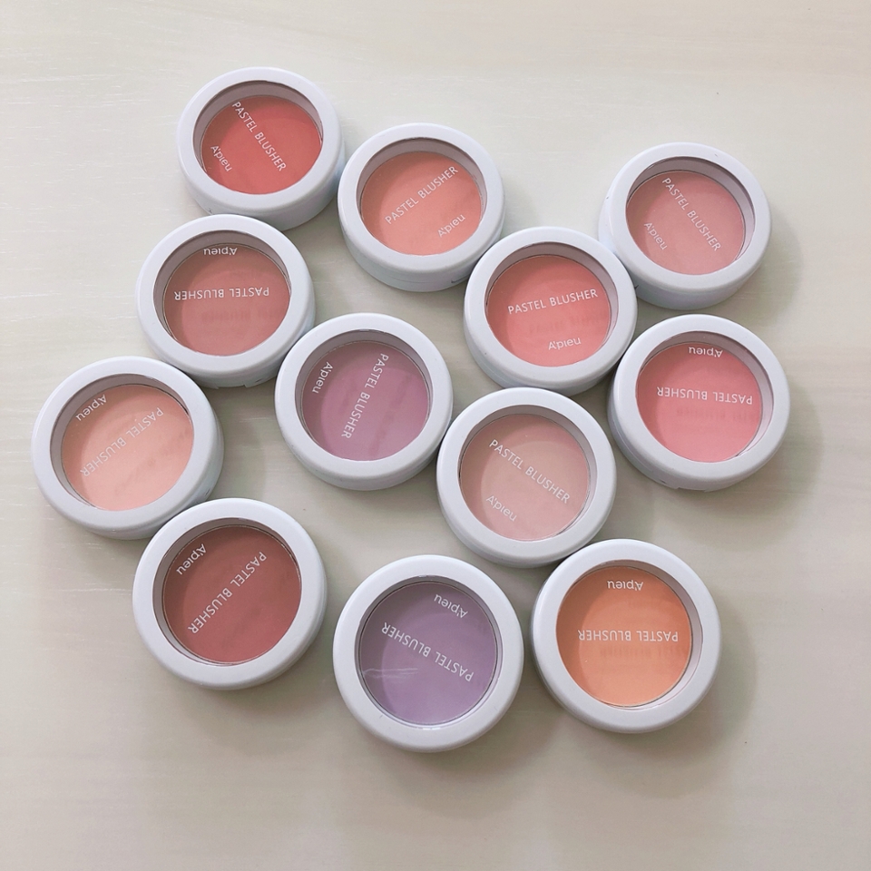 파스텔블러셔들을 모두 꺼내보았어요 총 12가지에요
RD,OR,CR,PK,VL로 5가지 계열? 로 되어있습니당

지금부터 색상설명으로 리뷰할테니 끝까지 봐주세요!
(개인차 있을수 있음)