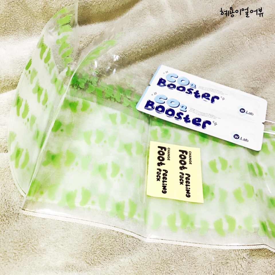 더블유랩 , 무서운 발각질제거 .... 팩.....
각질양말팩 의 한세트 구성품이에요!

( 저 사실 저 스티커 귀여워서 다른데다가 붙이려고했는데..  정말 꼭 필요한 아이니, 버리거나 다른데 붙이지마요들!  응. 너만그래. )