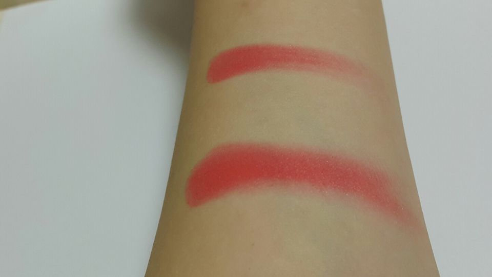 위가 1회발색 아래가 3회발색입니다!
워낙 발색이 강해서 큰 차이는 없고 발색했을때 펄은 거의 눈에 띄지 않아요!
짙은 핑크레드 컬러예요!