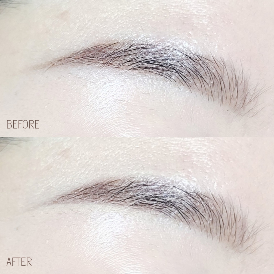 브로우 펜슬로만 그렸을 때 보다 컨실러로 한 번 정리해 주니 확실히 라인이 깔끔!

​

뭉툭한 눈썹 꼬리를 날렵하게 다듬어 훨씬 정돈된 느낌, 깔끔한 느낌의 브로우를 연출할 수 있어요

​

브로우 뿐만 아니라 립 주변 라인 정리나 아이라인 꼬리를 날려주는 용도로도 굿굿👍👍

