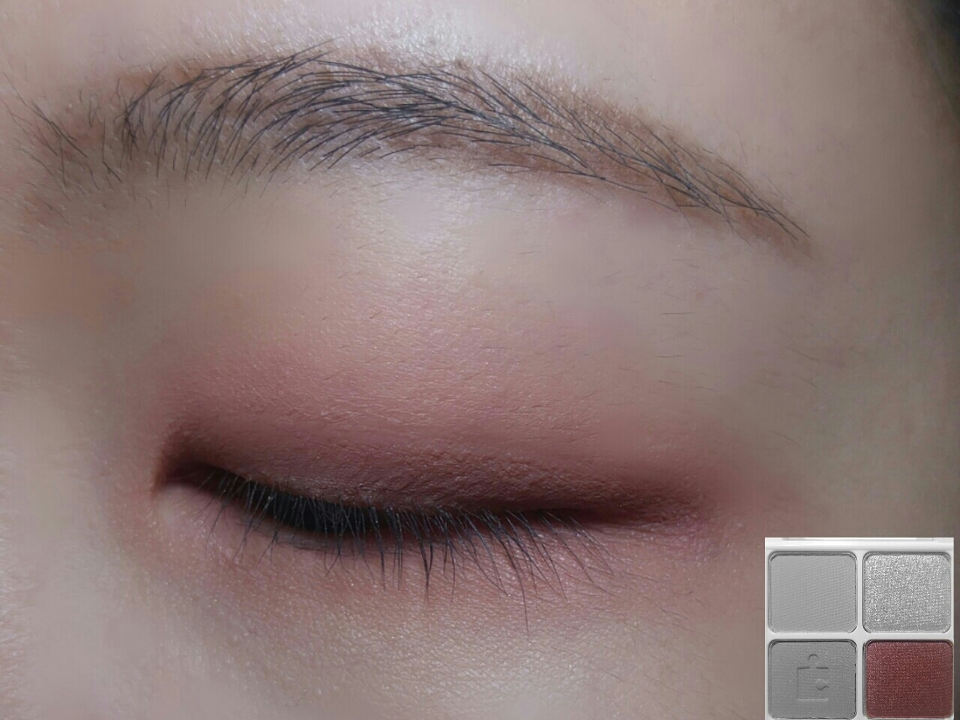 그다음엔 펄이 살짝 가미된 고동빛의 섀도우를 납작한 브러쉬나 아이라인, 아이브로우 브러쉬로 아이라인을 그릴 속눈썹 부근에 칠해줍니다!