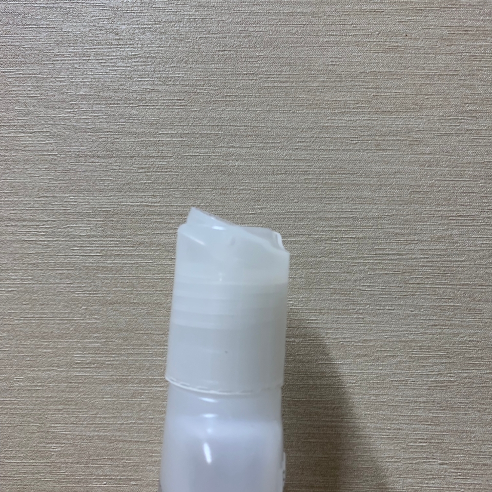 입구는 이렇게 똑 누르면 열리고 닫히는 형식이고 
양조절도 잘되는 편이에용 근데 잘 새는점 양해 부탁드려요ㅠㅠ 약간 끈적이는 제품이에요
