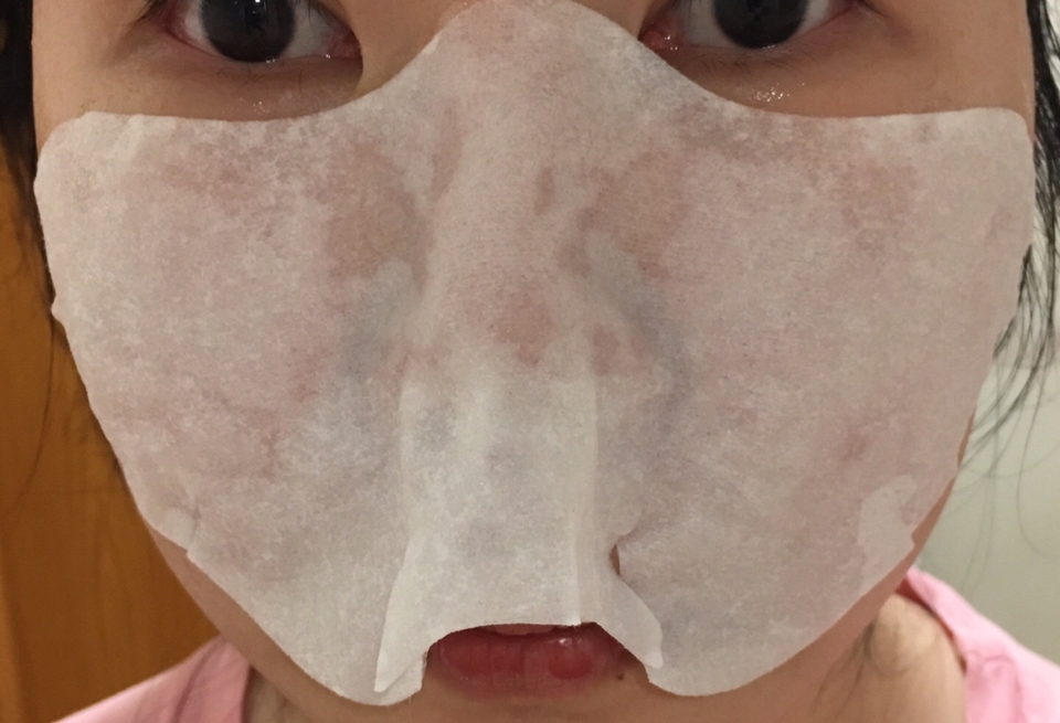 😧...? 이 마스크는 무엇....? 스펀지밥 징징이......?😑
아니 시트가 이런식으로 덮이면 숨을 어떻게 쉬나요..? 
이미 대다수의 분들이 코 아래 부분은 잘라서 사용하셨더라고요 
시트 부분은 좀 개선되어야 할것 같아요! 
무엇보다 냄새가....좀......꼬랑내가 나요 
