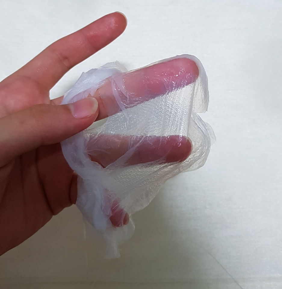 보니까 제품이 젤리형식이더라구요!그리고 상당히 얇아요!그래서 그런지 부착력이 좋은것 같아요~