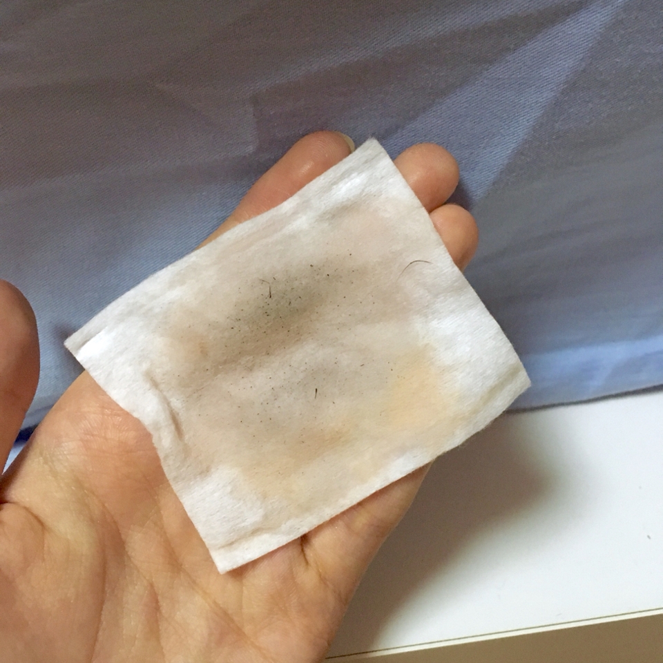 아까처럼 했을때의 화장솜 상태에요! 마스카라 가루만 나오고 잘 지워지진않아요 ㅠㅠ