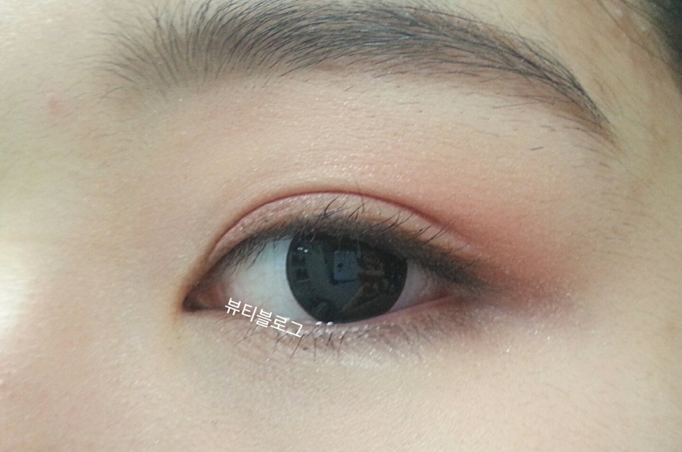 젤펜슬 라이너로 점막을 채워줍니다.
꼬리는 뺘지말아주세요.

더페이스샵 젤셋 워터프루프 오토라이너 02.시애틀 브라운