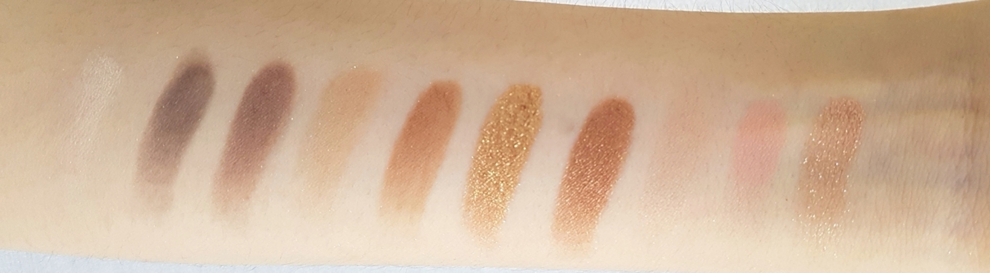 오른쪽부터 피치페퍼솔트입니당

손목발색샷 

손가락으로 두 번정도 문질러서 발색했어요 발색도 잘 되고 섀도우브러쉬를 사용하면 가루날림이 좀 있는데 손으로 하면 가루날림은 별로 없어요!