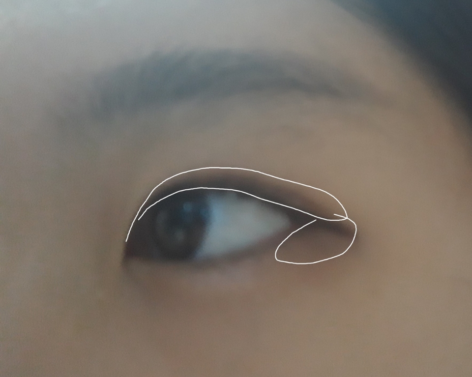 더페이스샵 토스트 컬러로 눈두덩이 삼각존까지 채워 줍니당