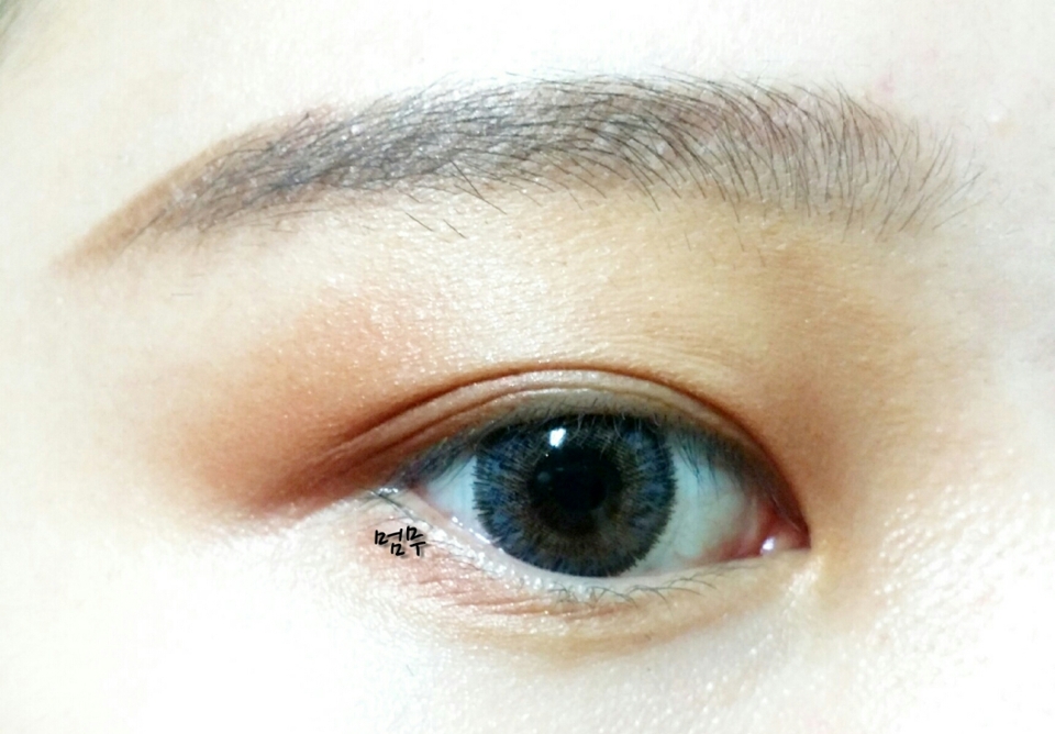 아리따움 모노아이즈 S05 테이크미아웃
에뛰드 브러쉬 311 아이 블렌딩

눈두덩 앞쪽과 끝쪽에 넓게 발색해주고 언더 뒷쪽부터 중간부분까지 채워줍니다