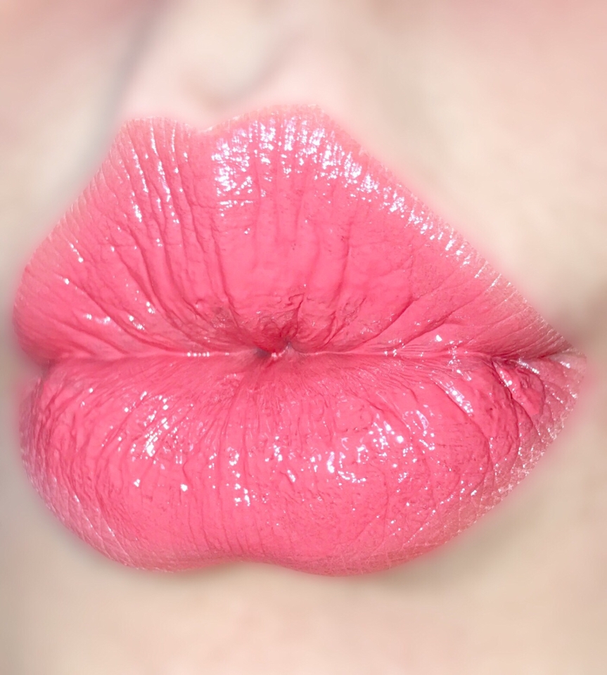 쫀득하게 발리는 립스틱!!

요즘 립 상태가 안 좋은데도 불구하고, 각질 부각은 전혀 없어용 : )