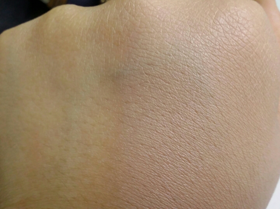 커버력은 딱 중?정도? 핏줄은 보일락말락 할 정도로 가려내고 심하지 않은 잡티를 가리기에 좋아요. 얼굴에 바르면 화사해져서 요즘 애용하고 있답니당! 가볍고 지속력은 쏘쏘 해요