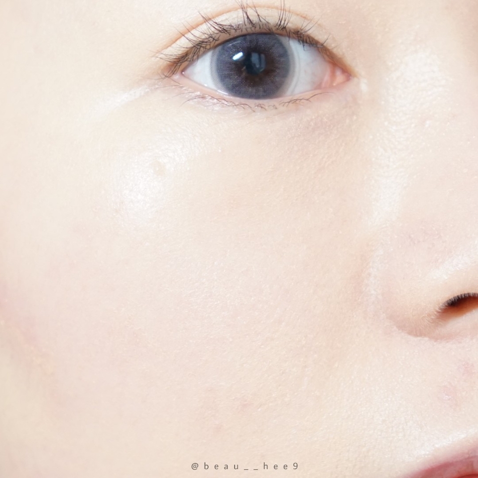 한여름에도 견딜만한 지속력인지는 모르겠어요.
건성분들한테는 건조할 수 있으니 스킨케어+선케어 꼭 촉촉하게 해야해요.

커버력 따로 쓰기 귀찮다, 시간없다 하는 분들은 그냥 단독으로 쓰기에도 좋을것 같은 파데에요.
거듭 언급하지만 이 파데의 최대 장점은 커버력!
모공커버도 괜찮아요(끼임X)

피부 표현이 맑게 되는 타입은 아니고, 깨끗하고 보송하고 한 겹 입히듯이? 되는 제품이니 참고해주세요!
저는 본품 구매의사 있어요:)