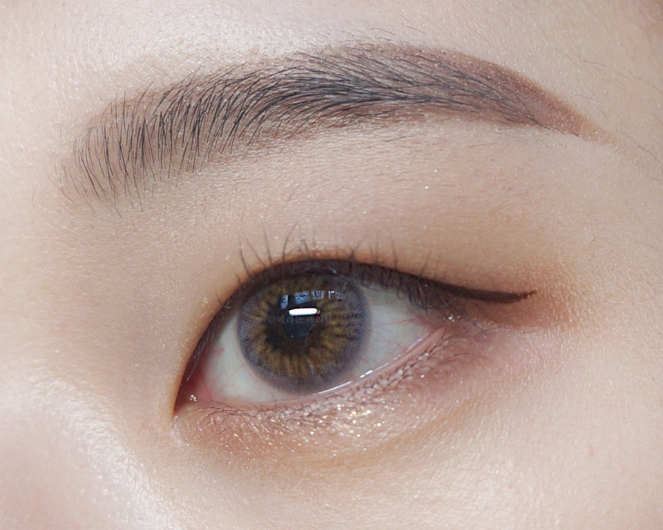 눈 끝까지 그려진 라인에서 꼬리를 올려주세요