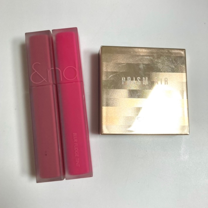 립 메이크업에 쓴 화장품 

롬앤 블러 퍼지 틴트 5호 비비 캔디, 6호 모비쉬
클리오 프리즘 하이라이터 2호 페어리핑크