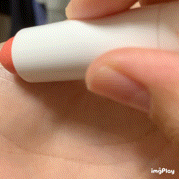 *발림성*

발림성은 역시 니베아답게 정말 부드러운 발림성을
가지고 있었어요!

여기에서 말씀드리자면 이 제품은 피치향이나는
립밤 제품이기때문에 호불호가 많이 갈릴거라고 생각이
들어요!

왜냐하면 피치향이 조금 인공적이라고 해야할까나,,,
살짝 그런느낌이 나서 인공적인 피치향 싫어하시는
분들한테는 크게 추천드리지 않는 제품이긴해요ㅠ_ㅠ!

저도 이 제품이 피치향이 이렇게 날 줄은 몰랐는데
이 제품은 정말 가끔씩 바르고 있는것같아요 ㅎㅎ
역시 무향립밤이 답인걸까요 (하하)
