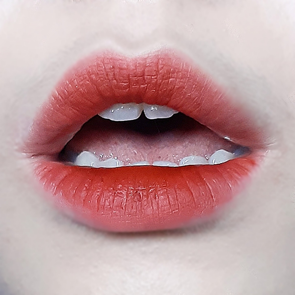 이게 연하게/반지웠을때 모습이에요!! 막 그리 부담스러운 컬러는 아니죵?? 뭔가 쌩얼일때 본연의 입술색을 보는 누낌이랄까...각질 부각도 약간은 있었지만 그리 심하지않고 좋았어요!! 또 보송버성해서 이정도까지 바를때는 그냥 휴지에도 안묻어나오고 그러더라구요!! (엄청 연하게 발라서 그럴꺼에요😉)