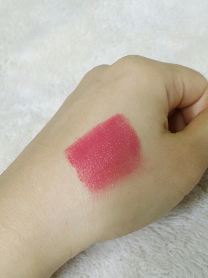 여러번칠한거아니에요!
한번씩 쓱쓱 바른거랍니다
발색이 잘돼서 신기해요
매트도 아닌데*_*
부드럽고 촉촉해요! 번들거리는 촉촉함이아니라
쫀쫀해서 입술에 촥 달라붙는 느낌이에요