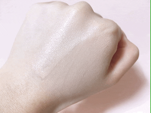 이 제품은 아무래도 광이 은은하게 올라오는게 특징이라 광채감도 사용하자마자 바로바로 확인해볼 수 있었어욬ㅋㅋ

​

진짜 미세먼지만 없다면 날 좋을때는 무조건 이 쿠션 쓰고 싶다!생각할 정도

번들거리고 엄청 밀착안되는 쿠션들보단 얇게 발려서 그런지 밀착도 어느정도

되는 편이었고, 번들거림보단 은은한 광채감!!

연예인 화보에서 보는 그런 부담없이 예쁜 광 정도?

​