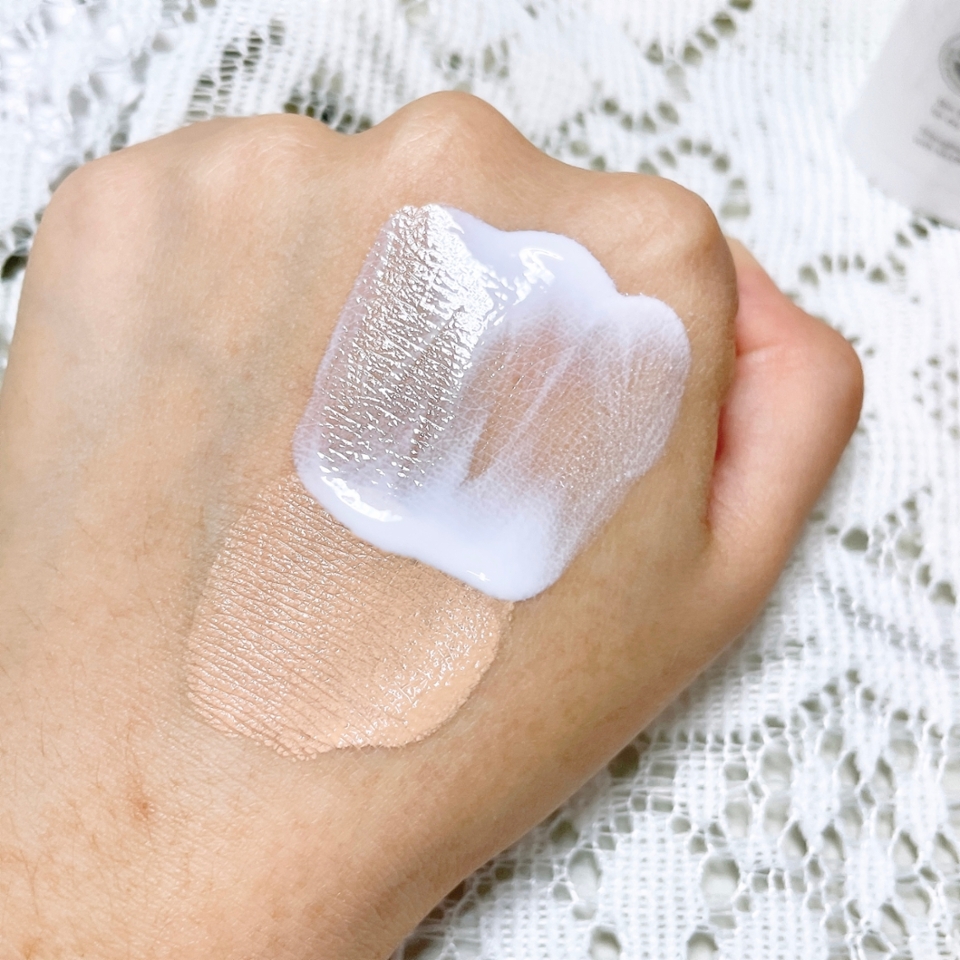 우선 선플루이드는 진짜 묽고 수분감있게 발리는지라 바르기가 정말 쉬워요. 손으로 대충 바르기 진짜 제격이구요.
제니하우스 쿠션은 제가 손에 한번 찍은 양만 덜어내서 촉촉한 타입인지 잘 모르시겠지만, 촉촉하게 광이 나게 마무리가 되는 그런 쿠션 맞아요! 리얼베리어 선크림이 바를 때는 촉촉해도 막상 바르고 시간 지나면 좀 잘 밀착되면서 촉촉함이 약간 덜해질 수도 있는데(피부 타입마다 다름),,,
제니하우스 쿠션이 촉촉하게 계속 유지돼서 지워지지만 않는다면 딱히 건조하지 않고 피부가 촉촉하게 가는 것 같아요