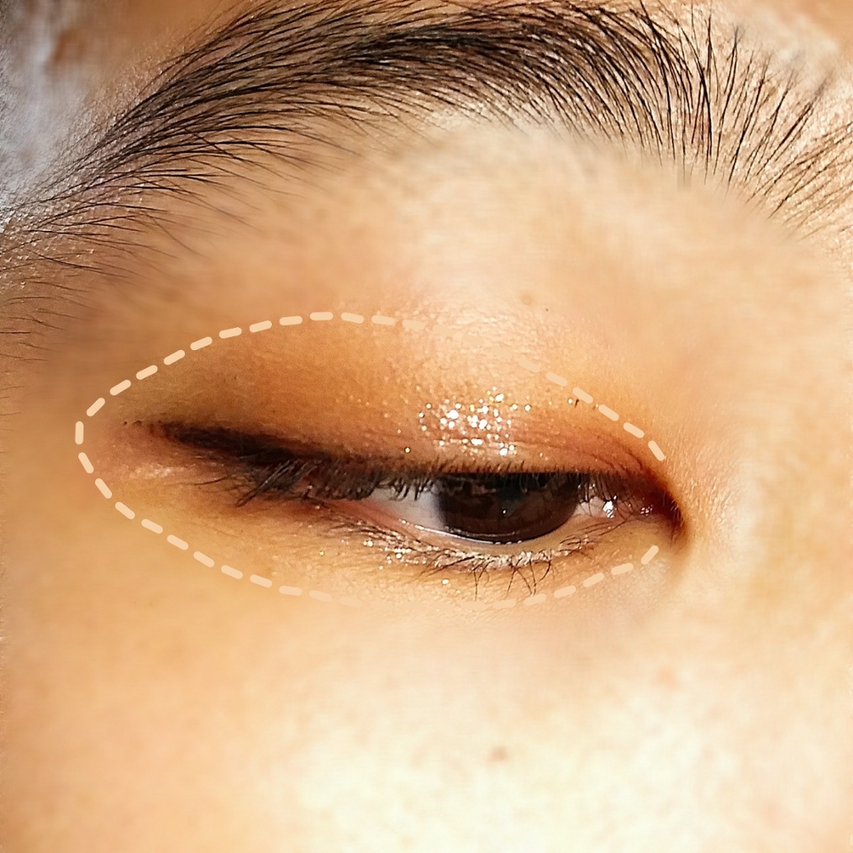 
✅ 스킨톤의 섀도우를 눈두덩이 전체와 언더에 살짝 발라주세요

-치카이치코 원샷 아이팔레트 칠리브릭
