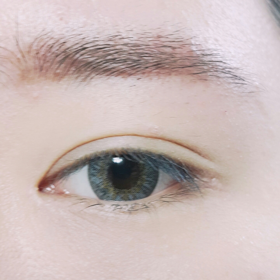 쌩눈에 렌즈 착용! 오렌즈의 트로피칼 3콘 그레이에요. 그레이에 약간 웜한 청록빛도 돌구 발색력이 짱짱해요. 착용감도 굿뜨. 