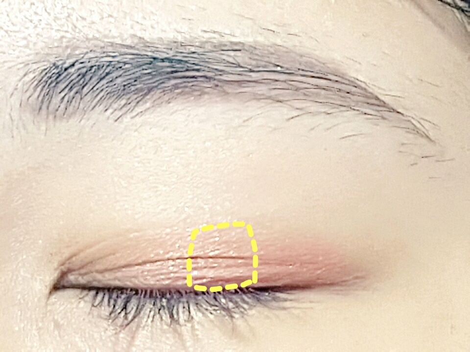 눈 중앙에 어퓨 CR04번 섀도우 발라줄게요 코랄인데 레알 핵핑쿠... 이 섀도우를 쓸 때마다 화장 망해서 짜증났는데 왠지 알겠어요 ㅋㅋ 발색이 좀 진하니까 덜어서 쓰세요!! 무펄입니다 (아마) 뷰티에디터 쓴 곳까지 블랜딩!!