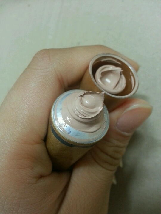 닫아놓은 뚜껑에 파운데이션이 많이 묻어있었어요 저는 주로 저부분을 면봉으로 파내어서 사용하고있어요
