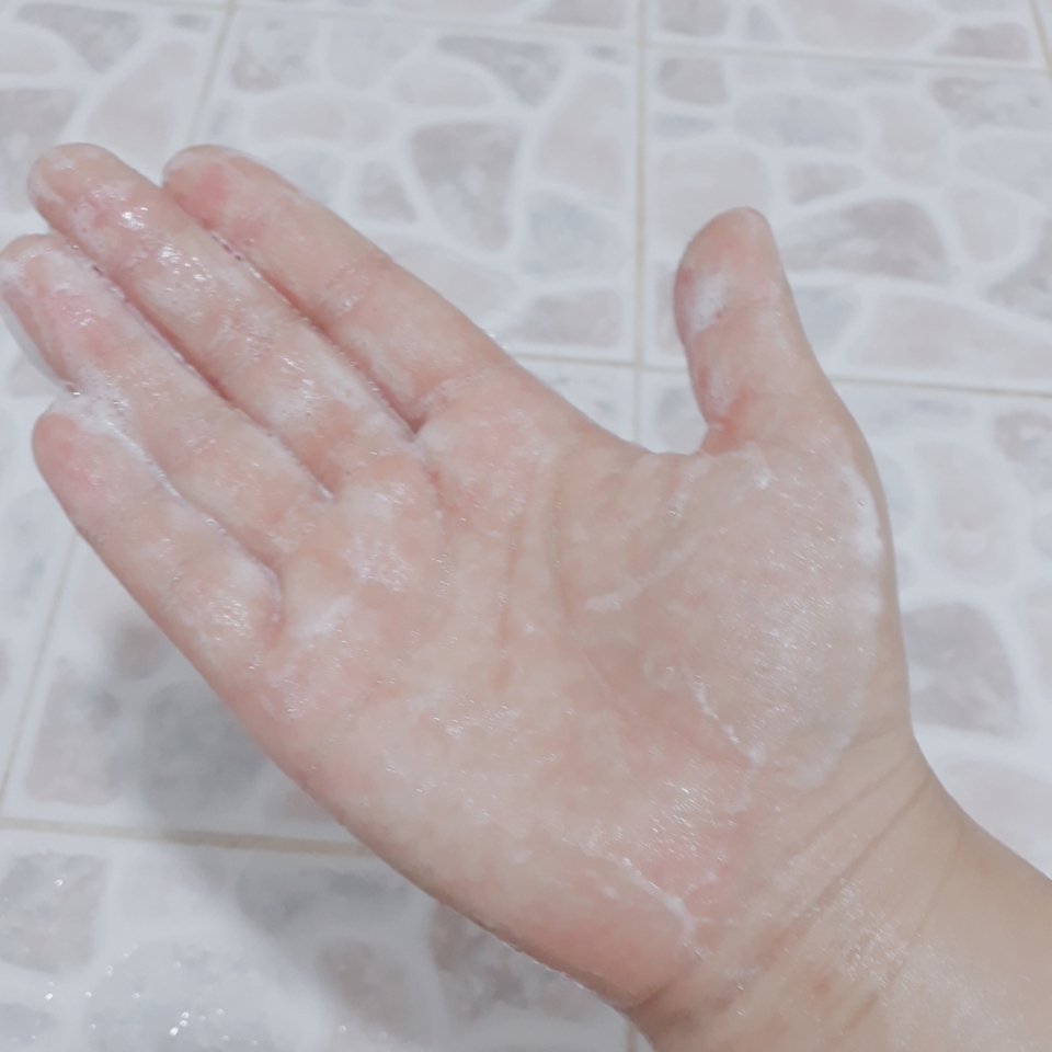 손으로만 문질렀을때는 약간 클랜징폼같은 거품이다.