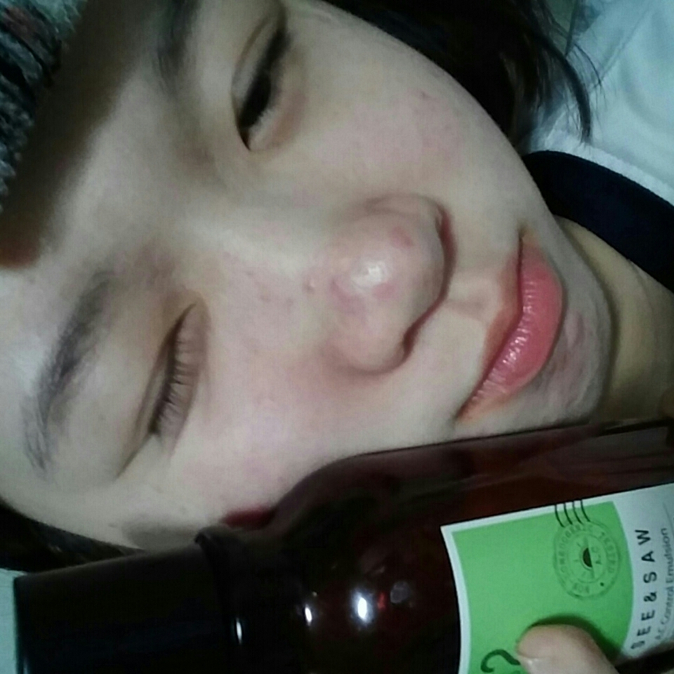 세안을 하고 스킨으로 정돈해준 피부에 로션을 발라줄께용!