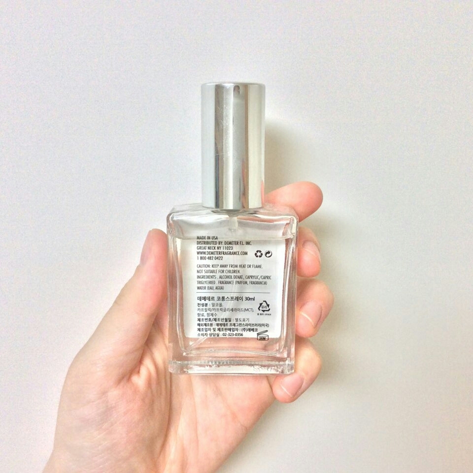 
사각 디자인이 어딘지 모르게 모던하기도 하구요



퍼지네이블의 향은 말그대로 복숭아향🍑이에요

그런데.... 탑노트의 영향인지, 향수 자체의 문제인지

순간적으로 목이 켁 막히는 파우더리함이 느껴져요..