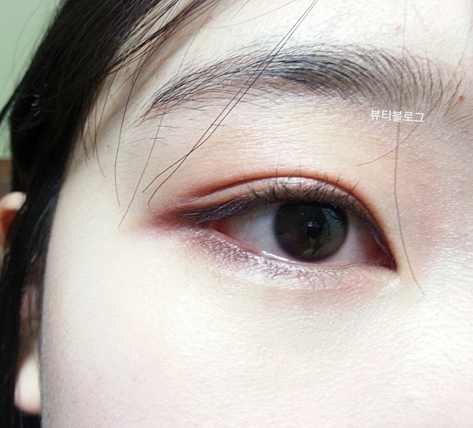 요사진이 자연광애서 찍은 사진으로 실물과 가장비슷합니다.오늘 이렇게 친구만나러가서 어느섀도우로 했냐고 이쁘다고 칭찬받았어요
저는 추가로 언더점막에 화이트펜슬 (나스 라이너),
언더 뒷쪽에 베이스로 사용한 핑크 살짝 얹어줬을꺼에요 (에뛰드새벽 꽃시장)