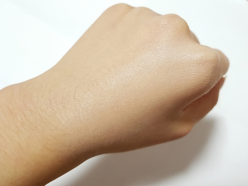 바르실때 두드리는듯이 터치하고 살짝살짝 펴주시면 결자국없이 매끈하게 잘발려요ㅎㅎ 브러쉬자체가 둥글기 때문에 납작브러쉬보단 결자국이 덜 남기도하구요!

그리고 모가 파데를 적게 먹어서 퍼프보다 더 적은양의 파데로 바르실 수 있구요~
그럼에도 커버력있게 발리다보니 피부의 트러블 많은 분들이 사용하시면 더더욱 좋으실거에요!

그대신 퍼프보다는 밀착력이 좀 떨어지더라구요ㅠㅠ 그래서 저같은 경우는 브러쉬로 얼굴전체 다 발라준후 퍼프로 두드려서 밀착되게 해줘요!

전에 파데 브러쉬 다른 제품도 사용해봤는데 그때도 물론 만족했지만 이거 사용하고나서 비싼게 괜히 비싼게 아니구나하고 느꼇던것같아요 ! 

밀착력 떨어지는 걸 감수하고도 또 쓰고 싶을정도로 피부표현이 이쁘게 잘 발려요! 
가격이 좀 걸리지만 재구매의사 100% 있습니다 👍👍

