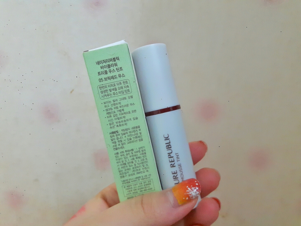 제품도 심플해요, 마음에 들어요. 마치 무인양품의 립제품을 보는 것
같달까요? 기존 바이플라워 틴트는 얼마나 남았는지 옆에 투명한 부분으로
확인 할 수 있었는데 트리플무스는 아니여서 그 점이 조금 아쉽네요.