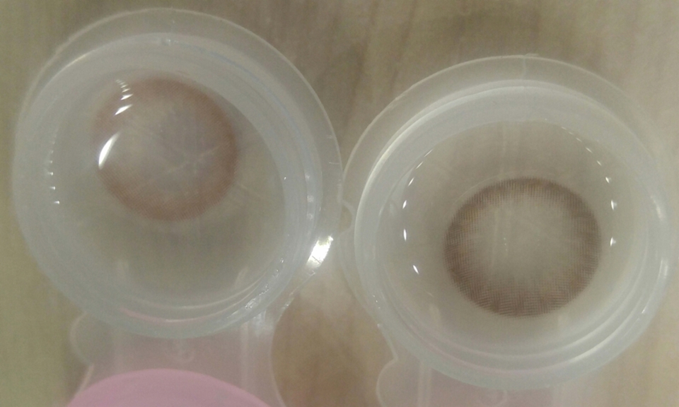 왼쪽이 폴링브라운! 엄청 청순해요 ㅠㅠㅠ진짜 가을에 강추인게  이거끼면 세상분위기있음 ㅋㅋㅋㅋㅋ오른쪽은 폴링초코! 아직안껴봤는데 확실히 초코초코 합니다 ㅋㅋ