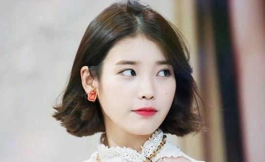 우선 맥 릴렌트 레슬리 컬러를 바른 아이유!! 흰 피부에 너무 잘어울리죠? ㅋㅋ 이쁘단