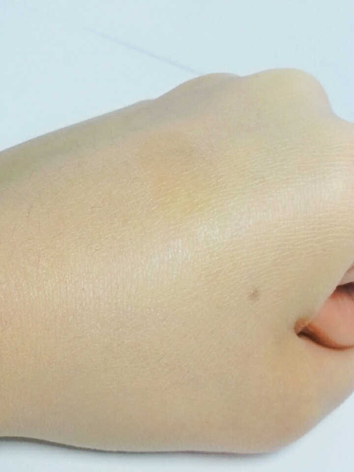 차이를한번더확인할께요

바른곳을 클렌징티슈로지워줬어요
아까보다더잘보이시죠?