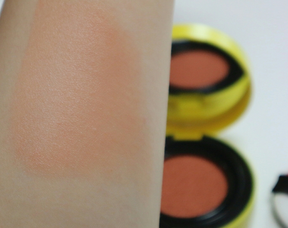 발색이 정말 잘되고 촉촉했어요~건조하신 분들은 가루타입보다 쿠션블러셔를 쓰시면 좋겠죠~?