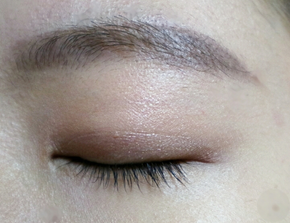 섀도우 베이스는 연한핑크로 발라주고 쌍커풀라인에 흑색+퍼플 스모키한 색으로 소량 발라주세요~